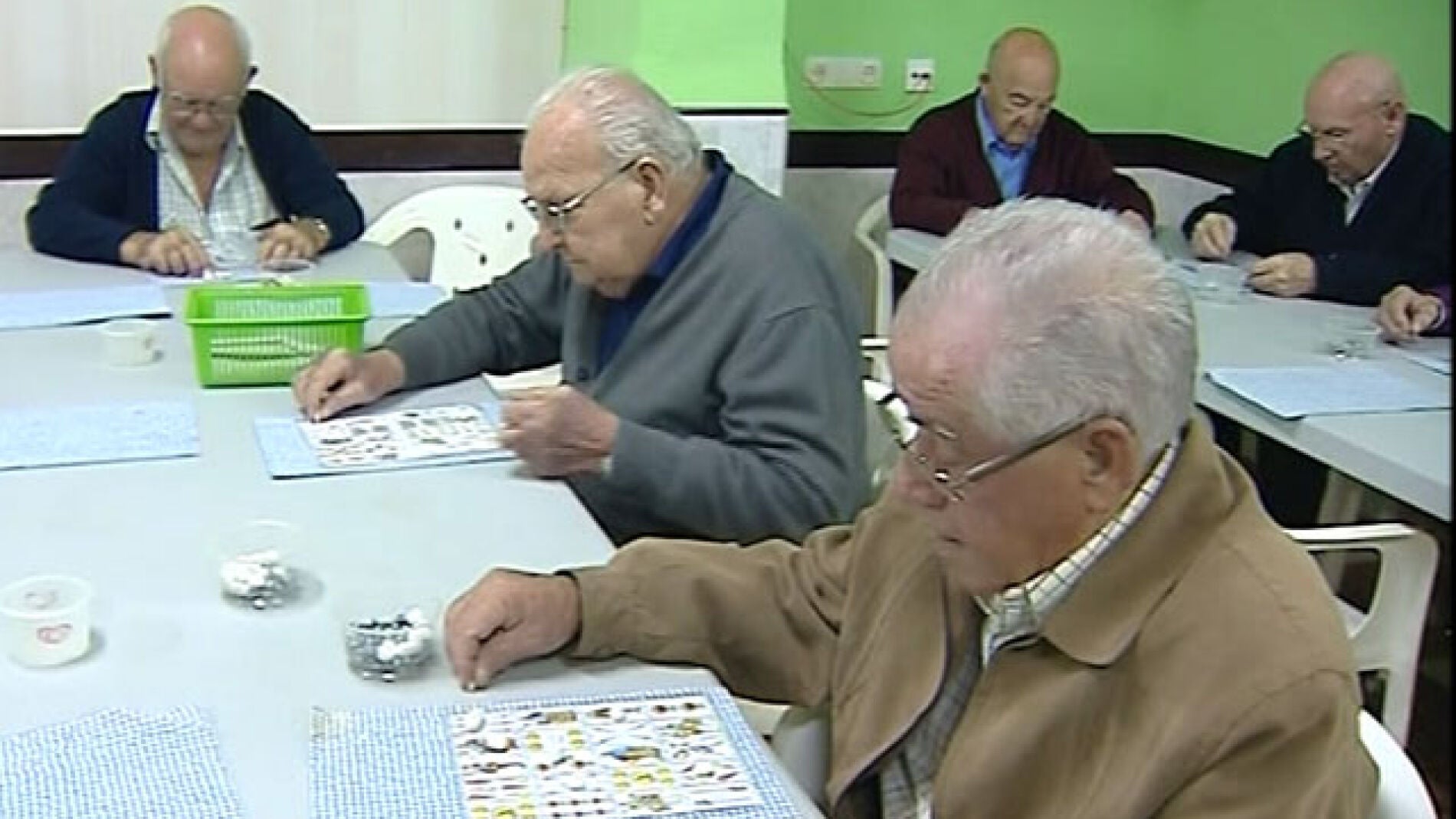 Jubilados jugando a las cartas