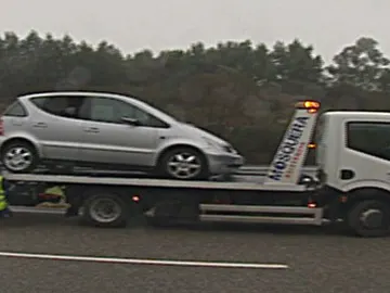 El coche siniestrado por una pedrada en Pontevedra El coche siniestrado por una pedrada en Pontevedra