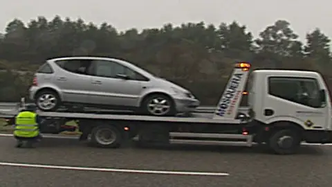 El coche siniestrado por una pedrada en Pontevedra El coche siniestrado por una pedrada en Pontevedra