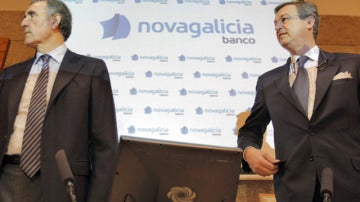 El presidente de Novagalicia Banco José María Castellano (i), y el consejero delegado, César González-Bueno