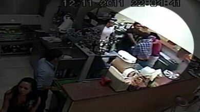 Una pareja trata de robar la caja registradora de un bar alegando que les debían dinero