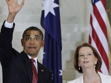 Barack Obama, saluda en presencia de la primera ministra australiana, Julia Gillard