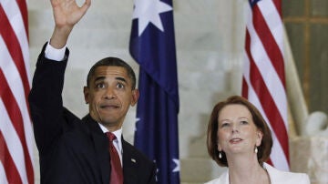 Barack Obama, saluda en presencia de la primera ministra australiana, Julia Gillard