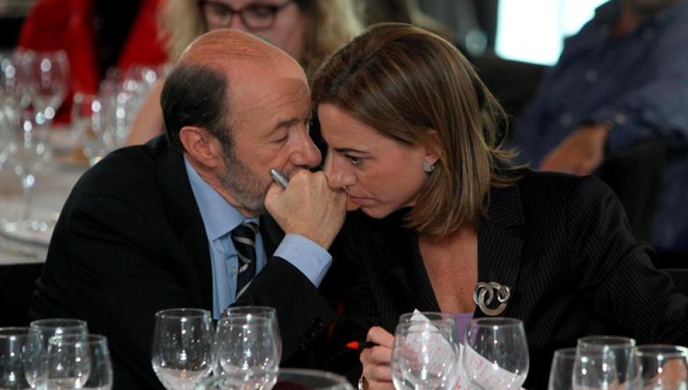 Rubalcaba y Chacón se hacen confidencias en un acto público del PSOE.