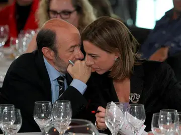 Rubalcaba y Chacón se hacen confidencias en un acto público del PSOE. Rubalcaba y Chacón se hacen confidencias en un acto público del PSOE.