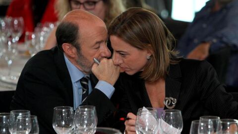 Rubalcaba y Chac&oacute;n se hacen confidencias en un acto p&uacute;blico del PSOE.