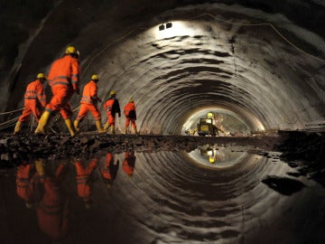 Un grupo de trabajadores camina por un tramo de las obras del túnel "Silberberg"