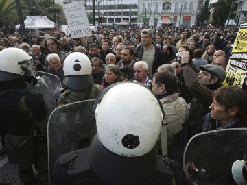 Cientos de personas se encaran con la Policía en Atenas