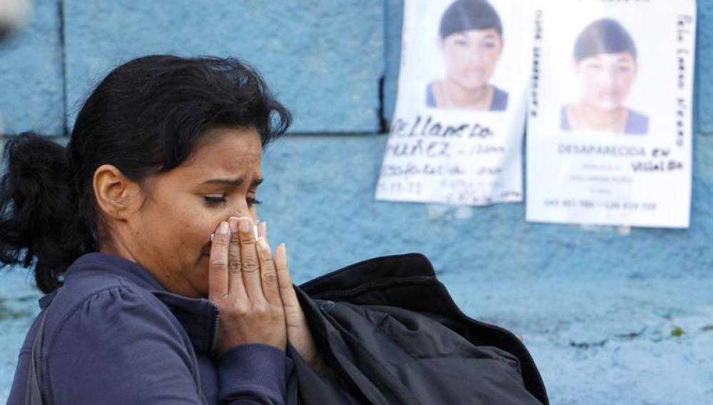 Familiares de la menor muerta lloran
