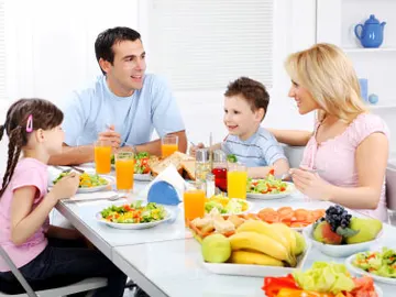 Familia comiendo Familia comiendo