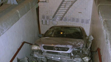 Un turismo acaba dentro de las escaleras de un túnel peatonal 
