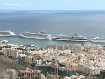 Cuatro cruceros con más de 10.000 turistas abarrotan Canarias