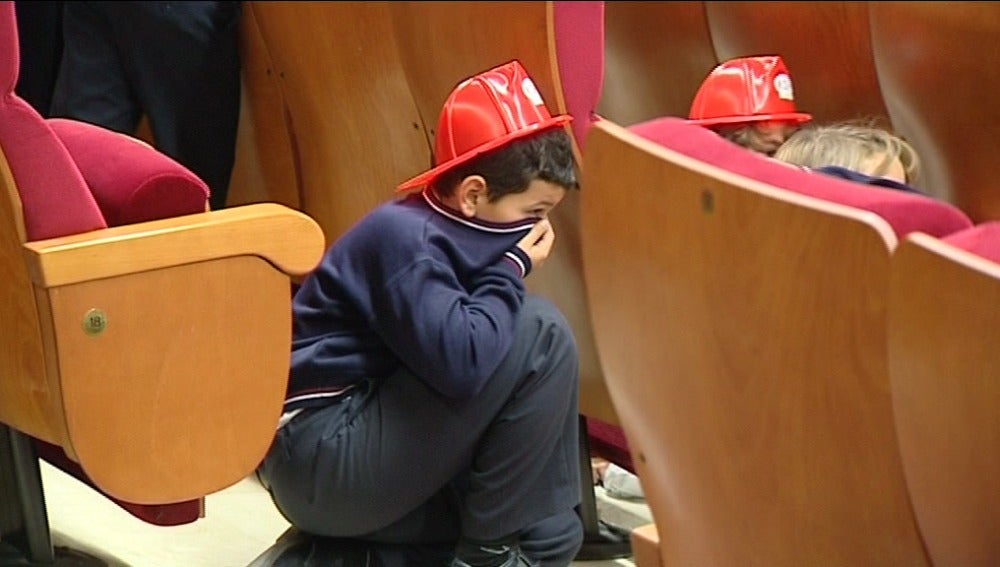 Los niños aprenden simulacros de incendios en el teatro