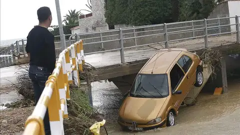 Cuatro personas mueren dentro de su coche arrastrados por una riada Cuatro personas mueren dentro de su coche arrastrados por una riada