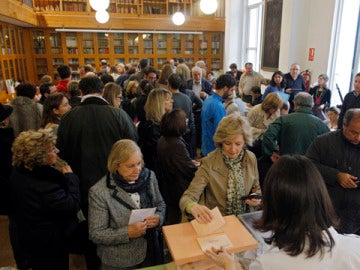 Gente votando en un colegio electoral