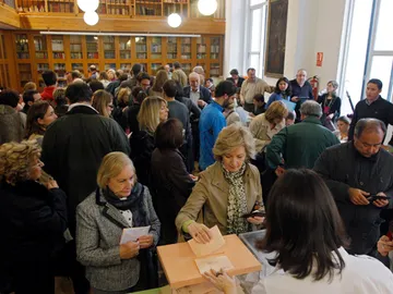 Gente votando en un colegio electoral Gente votando en un colegio electoral