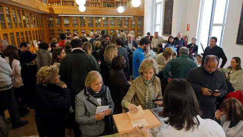 Gente votando en un colegio electoral Gente votando en un colegio electoral