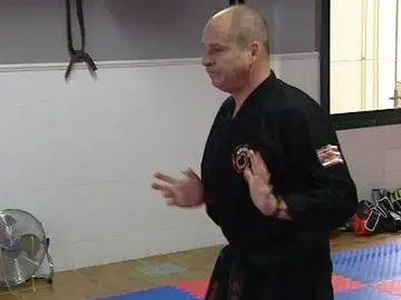 Se 'libra' de sus agresores gracias a sus conocimientos de artes marciales Se 'libra' de sus agresores gracias a sus conocimientos de artes marciales