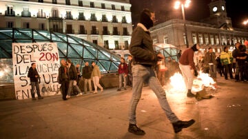 Los indignados queman fotos de los candidatos en Madrid