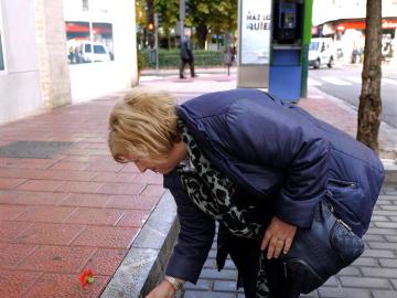 Un hombre con la cara cubierta mata a otro en plena calle de una puñalada