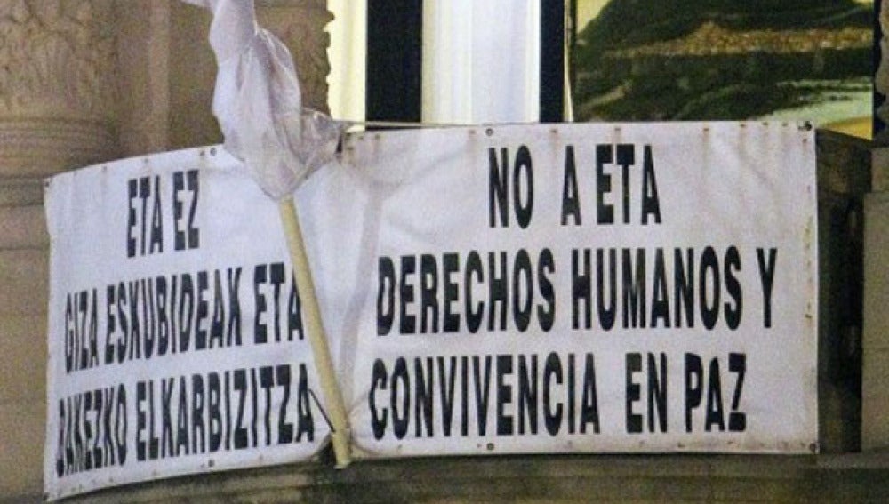 Cartel de rechazo a ETA en el Ayuntamiento de San Sebastián