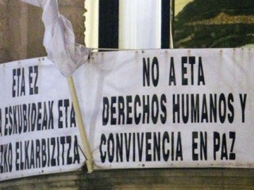 Cartel de rechazo a ETA en el Ayuntamiento de San Sebastián