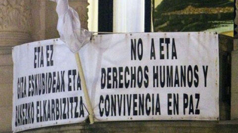 Cartel de rechazo a ETA en el Ayuntamiento de San Sebasti&aacute;n