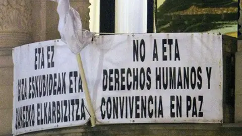 Cartel de rechazo a ETA en el Ayuntamiento de San Sebastián Cartel de rechazo a ETA en el Ayuntamiento de San Sebastián