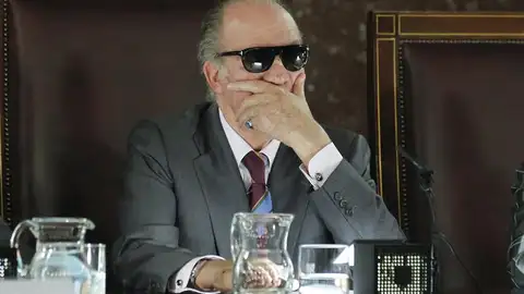 l rey Juan Carlos durante un acto público con gafas de sol tras sufrir un accidente doméstico. l rey Juan Carlos durante un acto público con gafas de sol tras sufrir un accidente doméstico.