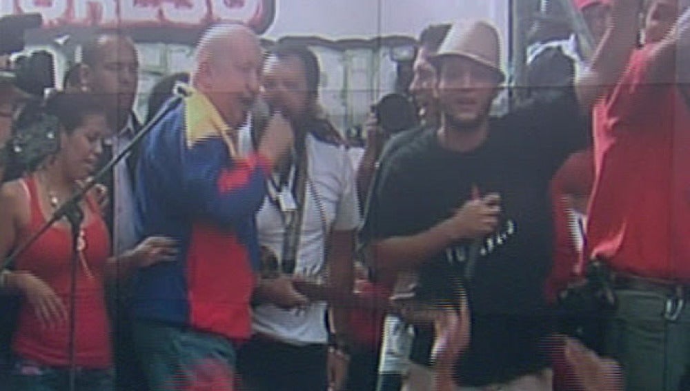 Hugo Chávez baila y canta con los estudiantes
