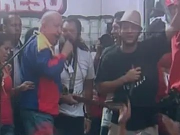 Hugo Chávez baila y canta con los estudiantes Hugo Chávez baila y canta con los estudiantes