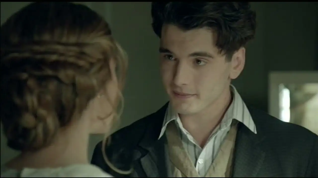 Julio se despide de Alicia antes de marcharse con Cristina