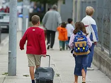 Niños yendo al colegio Niños yendo al colegio