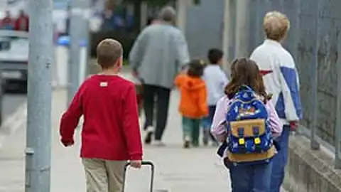 Niños yendo al colegio Niños yendo al colegio