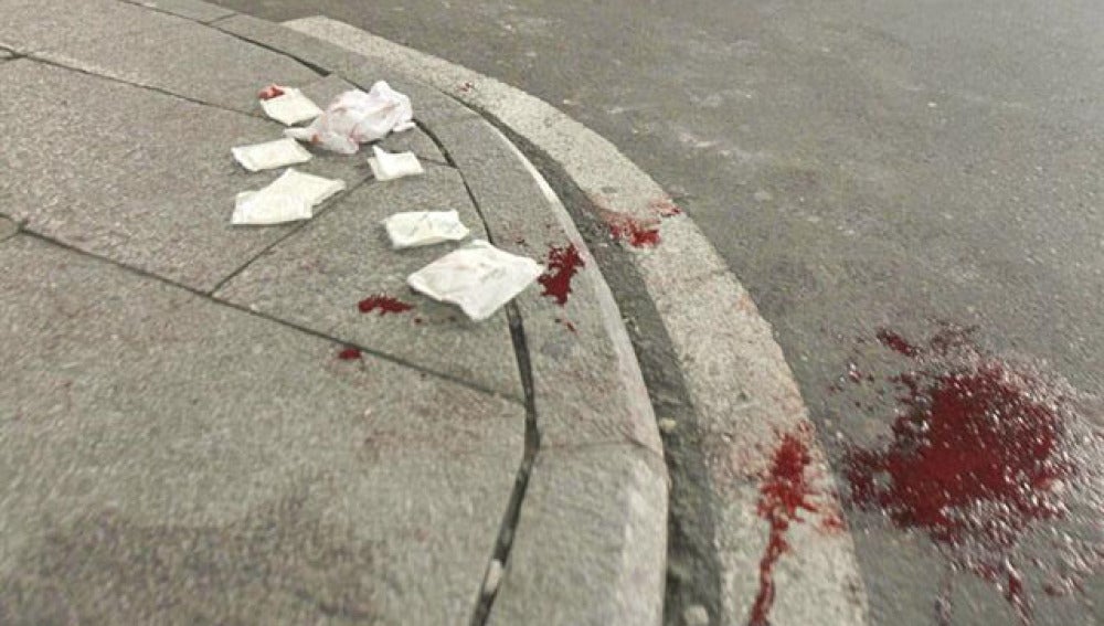 Restos de sangre de una mujer tras ser atacada en Salamanca