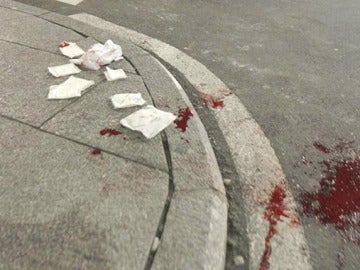 Restos de sangre de una mujer tras ser atacada en Salamanca