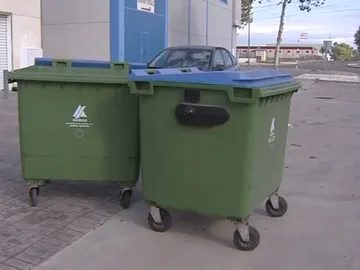 Bebé en contenedor de basura Bebé en contenedor de basura