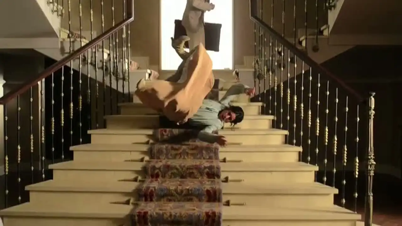 Making of de la caída de Sofía Alarcón por las escaleras de 'Gran Hotel'