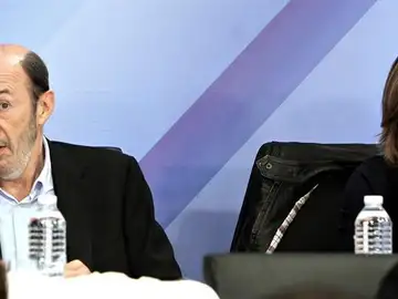 Rubalcaba junto a Chacón en un acto del PSOE. Rubalcaba junto a Chacón en un acto del PSOE.