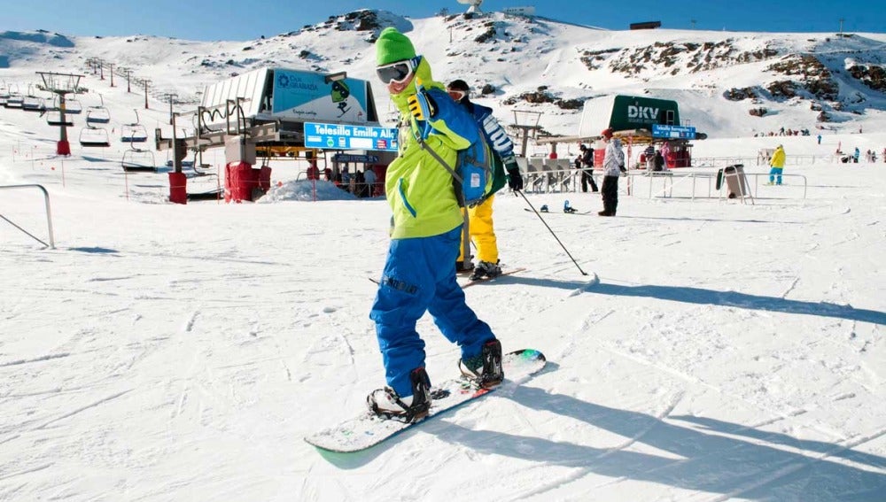 Un esquiador en el primer día de la temporada en Sierra Nevada