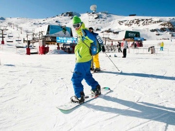 Un esquiador en el primer día de la temporada en Sierra Nevada