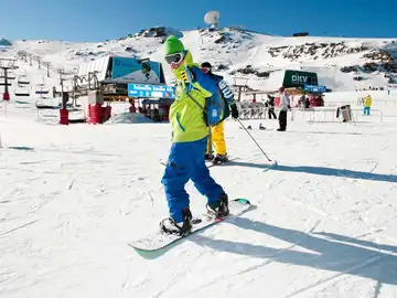 Un esquiador en el primer día de la temporada en Sierra Nevada Un esquiador en el primer día de la temporada en Sierra Nevada
