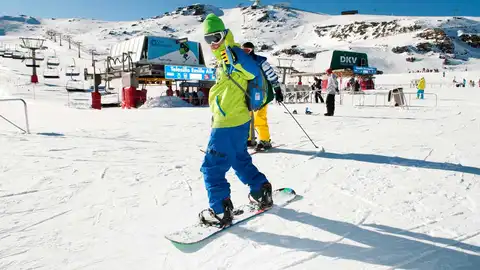 Un esquiador en el primer día de la temporada en Sierra Nevada Un esquiador en el primer día de la temporada en Sierra Nevada