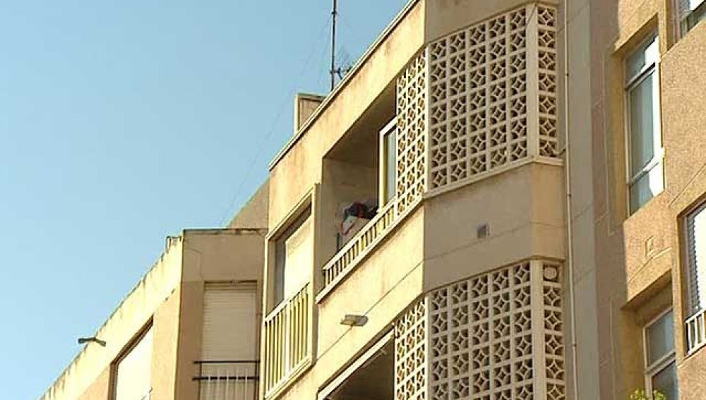 La ventana desde la que cayó la niña en Elche