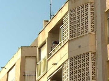 La ventana desde la que cayó la niña en Elche