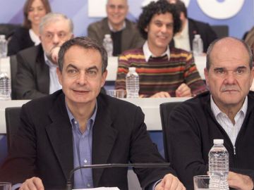 Zapatero junto a Chaves en un acto del PSOE.