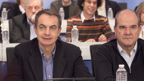 Zapatero junto a Chaves en un acto del PSOE.