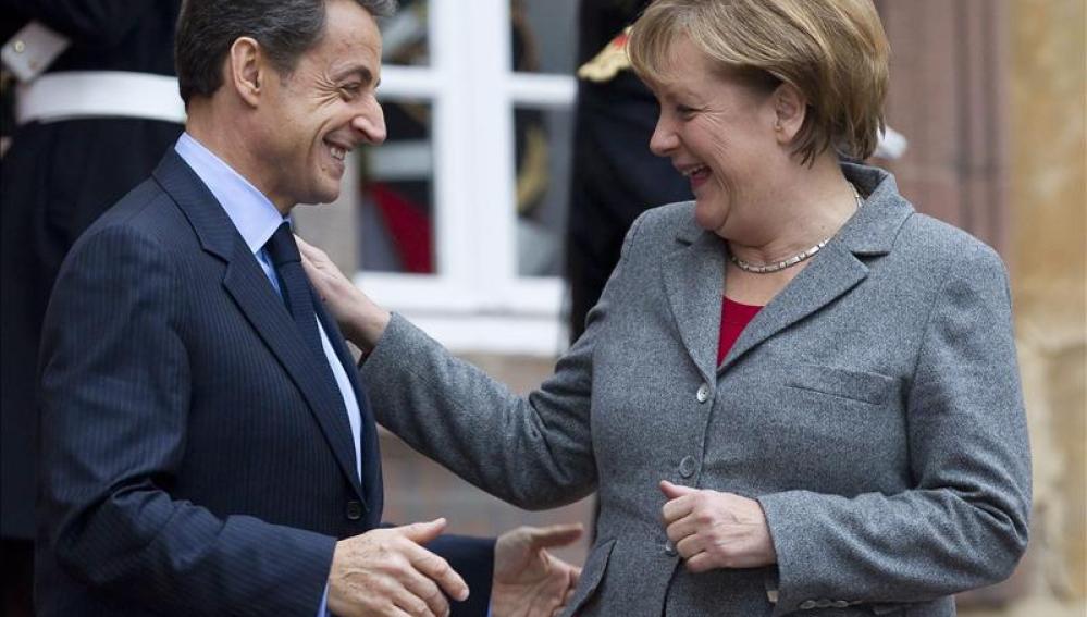 El presidente francés Nicolas Sarkozy despide a la canciller alemana Angela Merkel