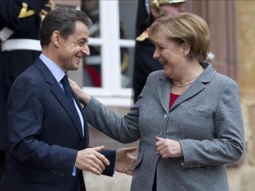 El presidente francés Nicolas Sarkozy despide a la canciller alemana Angela Merkel