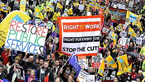 Cierran los colegios y aplazan miles de operaciones quirúrgicas en Reino Unido Cierran los colegios y aplazan miles de operaciones quirúrgicas en Reino Unido